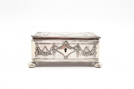 Guarda jóias em prata com elementos relevados assente em pés esféricos